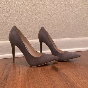 Gray pumps